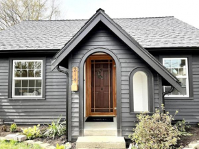 Modern 2 Bedroom Farmhouse Cottage with Hot Tub in Snohomish